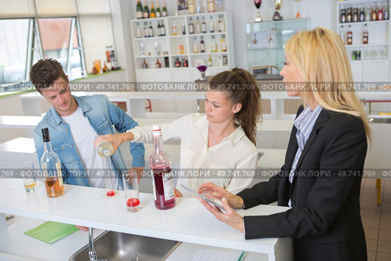 a bartender checks the trainees. Стоковое фото, агентство Ingram Publishing / Фотобанк Лори