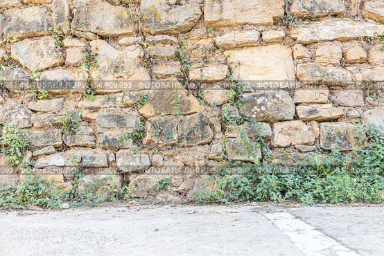 A beautiful horizontal texture of a wall of yellow stones is in the park. Стоковое фото, фотограф Татьяна Куклина / Фотобанк Лори