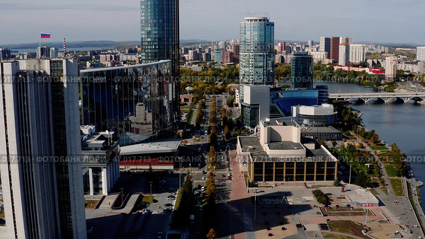 A big city with traffic on the background of tall office buildings,administration and houses. Стоковое фото, фотограф David Kashakhi / Фотобанк Лори