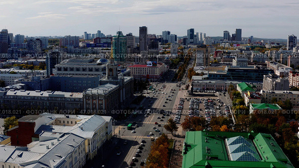A big city with traffic on the background of tall office buildings,administration and houses. Стоковое фото, фотограф David Kashakhi / Фотобанк Лори