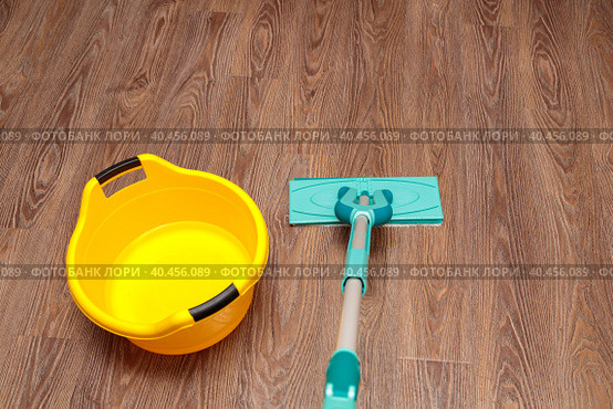 A blue mop with a yellow basin for cleaning and mopping. Стоковое фото, фотограф Юрий Поздников / Фотобанк Лори