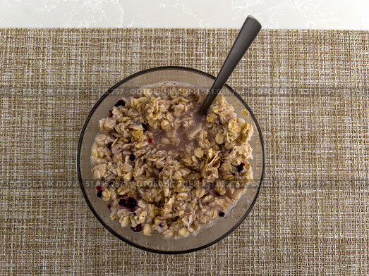A bowl of oatmeal with a spoon on a table. Стоковое фото, фотограф Ярославский Максим / Фотобанк Лори