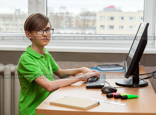 A boy is learning at the home computer. Training in the conditions of the quarantine. Стоковое фото, фотограф Юлия Кузнецова / Фотобанк Лори
