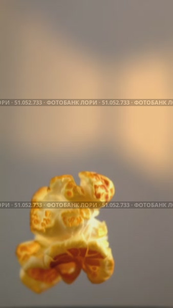 A Captivating Visual Journey of Popcorn: From Airborne Delight to Soft Landing, Exploring the Transformative Nature of Snack Moments. Стоковое AI-видео, аниматор Владимир Федоров / Фотобанк Лори