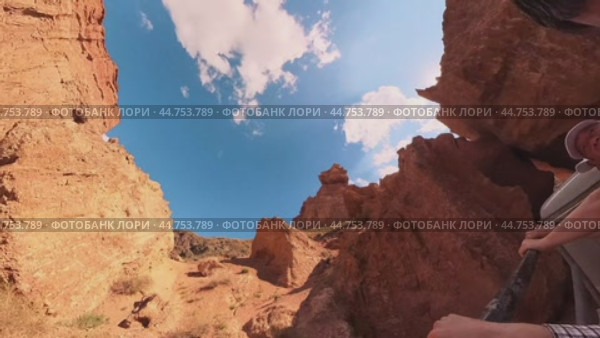 A car with tourists passes through the arch of desires in the Charyn Canyon. . Kazakhstan. Charyn Canyon. 08/31/2024. Редакционное видео, видеограф Ярославский Максим / Фотобанк Лори