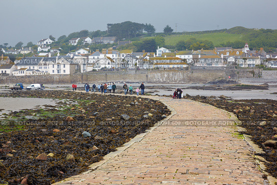 A causeway connecting St Michael's Mount island and Marazion. Cornwall. England. GB (2009 год). Редакционное фото, фотограф Сергей Пристяжнюк (Serg Zastavkin) / Фотобанк Лори