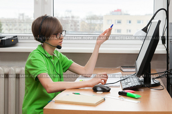 A child in remote training at home. Стоковое фото, фотограф Юлия Кузнецова / Фотобанк Лори