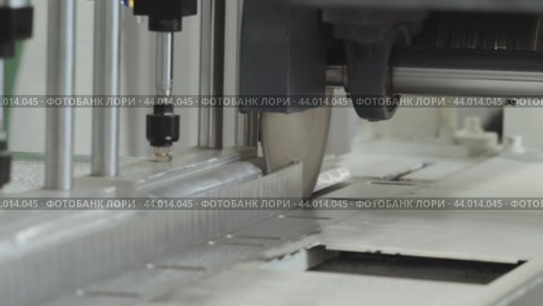 A circular metal saw is used to automatically cut metal during production. Стоковое видео, видеограф Strunov David / Фотобанк Лори