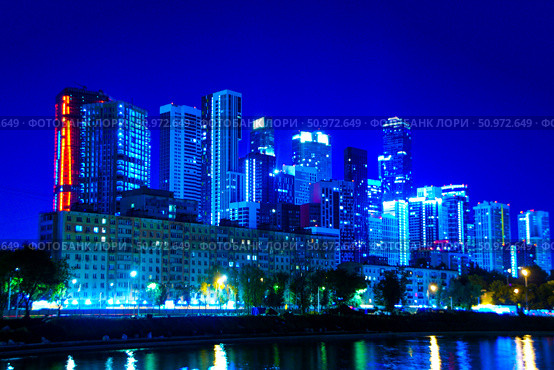 A city skyline at night with the lights on the buildings. Residential complex on Shelepikhinskaya embankment. Russia. Moscow. 03.08.2025. Редакционное фото, фотограф Ярославский Максим / Фотобанк Лори