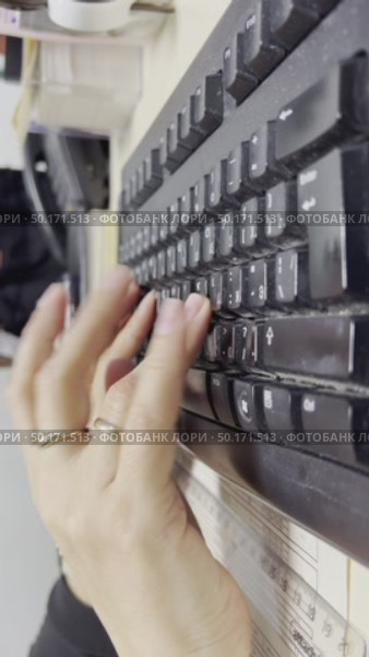 A close up of a keyboard with the caps lock key missing. Стоковое видео, видеограф Ярославский Максим / Фотобанк Лори