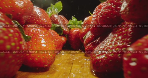 A CloseUp Image of Fresh and Juicy Strawberries Showcasing Their Vibrant Colors and Texture. Стоковое видео, видеограф Владимир Ковальчук / Фотобанк Лори