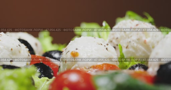 A colorful and refreshing Fresh Salad featuring Mozzarella and Olives for your enjoyment. Стоковое видео, видеограф Владимир Ковальчук / Фотобанк Лори