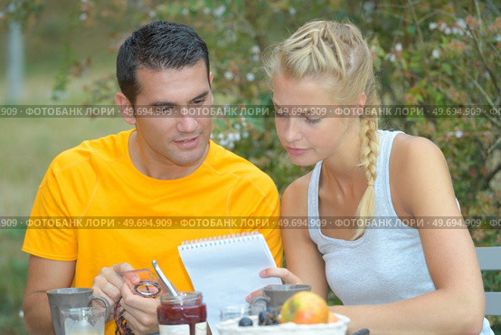 a couple having breakfast outdoors. Стоковое фото, агентство Ingram Publishing / Фотобанк Лори