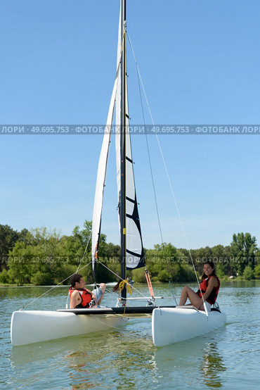 a couple learning to sail. Стоковое фото, агентство Ingram Publishing / Фотобанк Лори