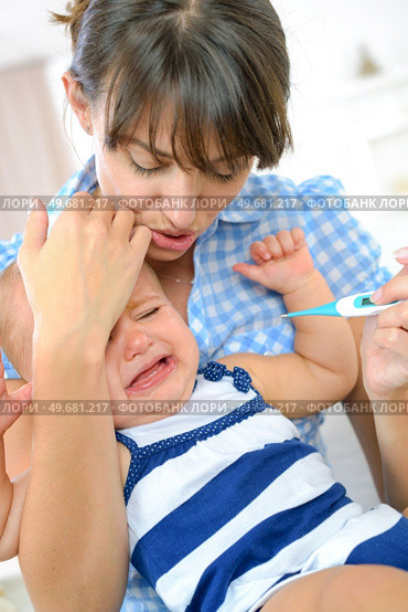 a crying baby with her mum. Стоковое фото, агентство Ingram Publishing / Фотобанк Лори