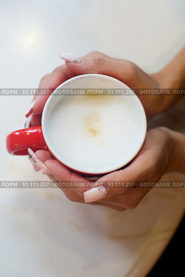A cup of coffee in a woman's hands. Сoffee with cream. Стоковое фото, фотограф Наталия Кирсанова / Фотобанк Лори