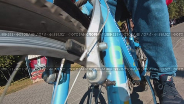 A cyclist pedals a bicycle while driving in the early morning. Стоковое видео, видеограф Ярославский Максим / Фотобанк Лори