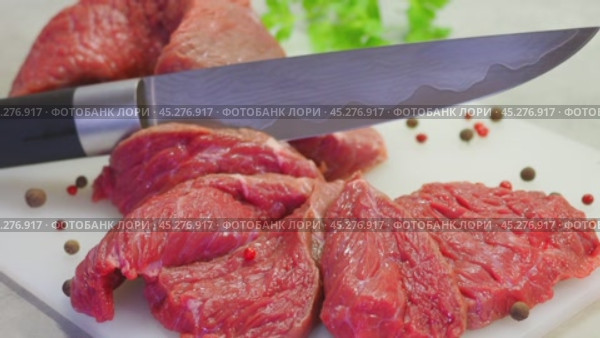 A damask steel knife with a pattern cuts red meat. Chopped beef, slices, abolition of vegetarianism, semi-finished meat products, soy meat. Стоковое видео, видеограф Елизавета Малкова / Фотобанк Лори