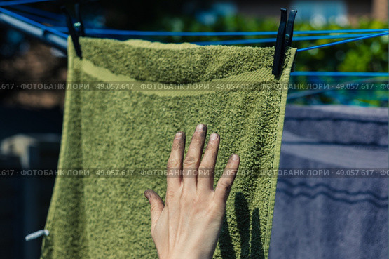 A dirty hand covered in muck is about to touch some clean laundry hanging on a clothes line. Стоковое фото, агентство Ingram Publishing / Фотобанк Лори