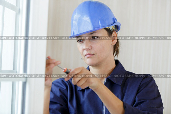 a female builder using scredriver. Стоковое фото, агентство Ingram Publishing / Фотобанк Лори