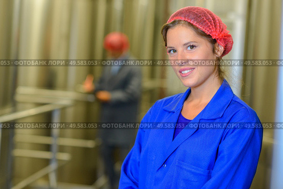 a female employee in warehouse. Стоковое фото, агентство Ingram Publishing / Фотобанк Лори