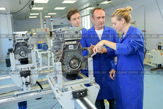 a female operative using machinery. Стоковое фото, агентство Ingram Publishing / Фотобанк Лори