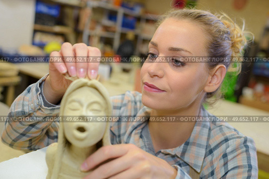 a female sculptor is creating. Стоковое фото, агентство Ingram Publishing / Фотобанк Лори