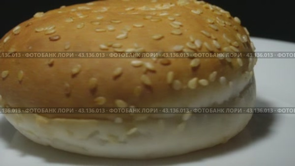 A fresh burger bun on a white plate. Стоковое видео, видеограф Ярославский Максим / Фотобанк Лори