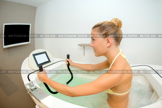 a girl is is aquacycling session. Стоковое фото, агентство Ingram Publishing / Фотобанк Лори