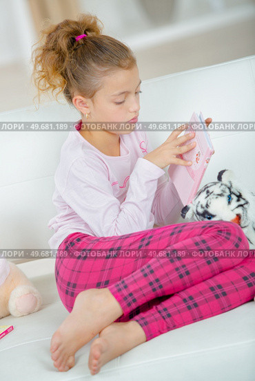 a girl is reading a story. Стоковое фото, агентство Ingram Publishing / Фотобанк Лори