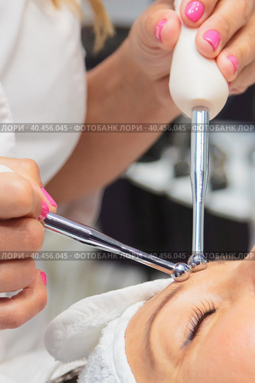 A girl undergoes a procedure in a beauty salon using microcurrent drugs. Стоковое фото, фотограф Юрий Поздников / Фотобанк Лори