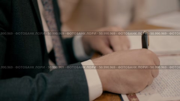 A groom signs a ketubah on a wedding day. Стоковое видео, видеограф Tatiana Malinsky / Фотобанк Лори