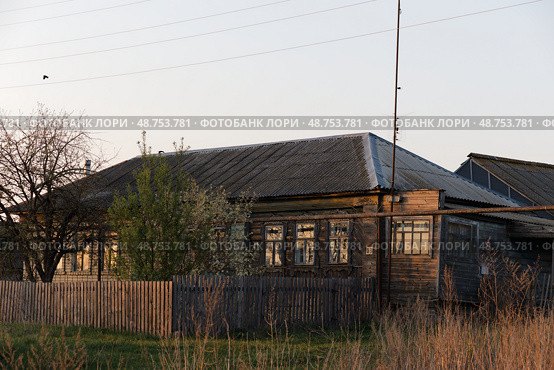A house with a wooden fence and a roof. Стоковое фото, фотограф Надежда Кап / Фотобанк Лори
