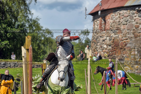 A knight with a spear on a horse at the Russian Fortress festival of historical reconstruction (2014 год). Редакционное фото, фотограф Анна Кривицкая / Фотобанк Лори