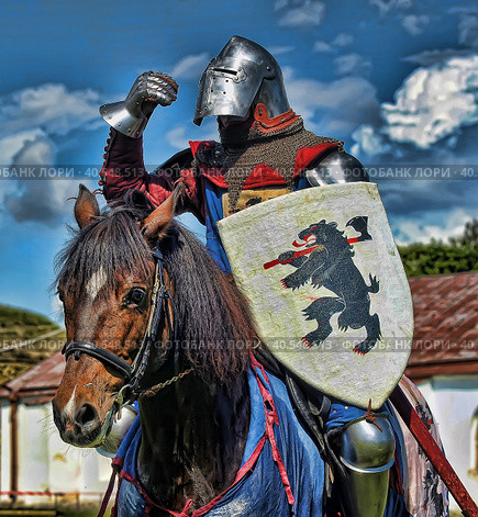 A knight with a spear on a horse at the Russian Fortress festival of historical reconstruction (2014 год). Редакционное фото, фотограф Анна Кривицкая / Фотобанк Лори