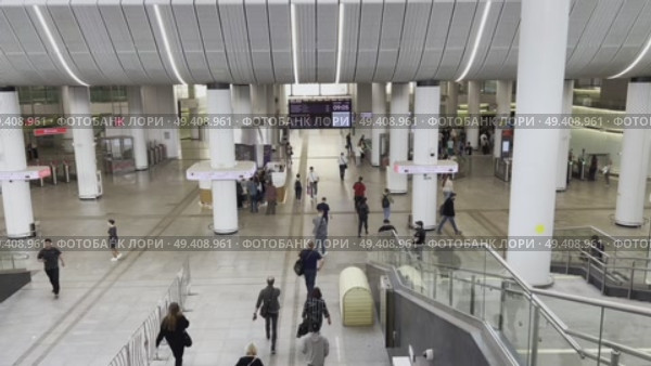 A large spacious hall of the Nizhny Novgorod transport hub with people walking around it. Russia. Moscow. 07.06.2025. Редакционное видео, видеограф Ярославский Максим / Фотобанк Лори