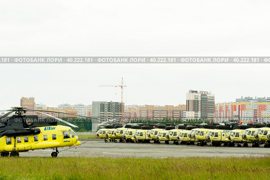 A line of retired old helicopters of UTair company (2019 год). Редакционное фото, фотограф Сергей Буторин / Фотобанк Лори