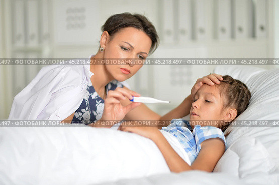 A little girl with her mother in the hospital. Стоковое фото, фотограф Ruslan Huzau / Фотобанк Лори