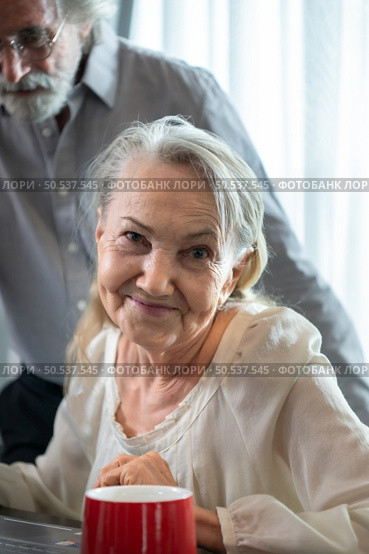 A long-term relationship that lasts until old age. characterized by unchanging love and also uses technology to communicate with children without interruption. Стоковое фото, агентство Ingram Publishing / Фотобанк Лори
