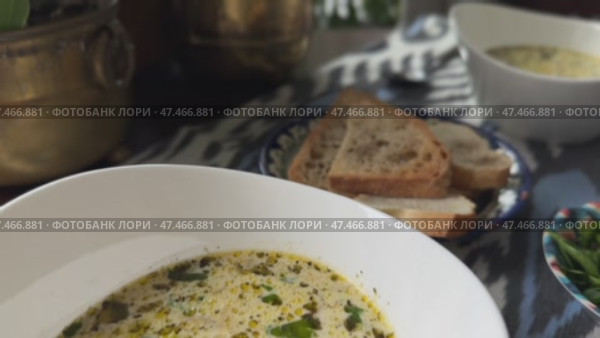 A luxurious creamy mushroom soup garnished with truffle oil  served in a white porcelain bowl. Стоковое видео, видеограф Zita Khasanova / Фотобанк Лори
