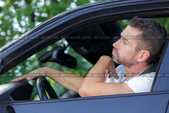 a male driver looking ahead. Стоковое фото, агентство Ingram Publishing / Фотобанк Лори