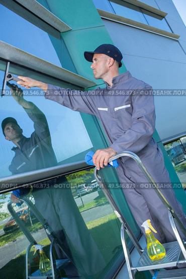 a male professional window cleaner. Стоковое фото, агентство Ingram Publishing / Фотобанк Лори