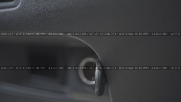 A man connects a gadget to a car, close-up человек подключает технику к автомобилю, крупный план. Стоковое видео, видеограф Опока Алексей / Фотобанк Лори
