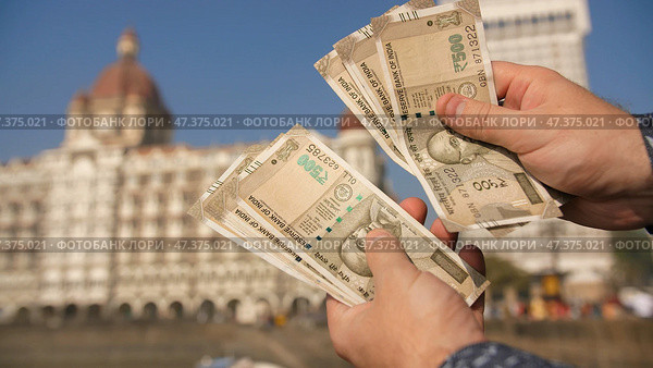 A man considers Indian 500 rupees on Mumbai street. Hands close up. Стоковое фото, фотограф Mikhail Davidovich / Фотобанк Лори
