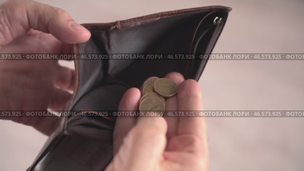 A man opens an empty wallet, showing a lack of funds. Стоковое видео, видеограф Владимир Федоров / Фотобанк Лори