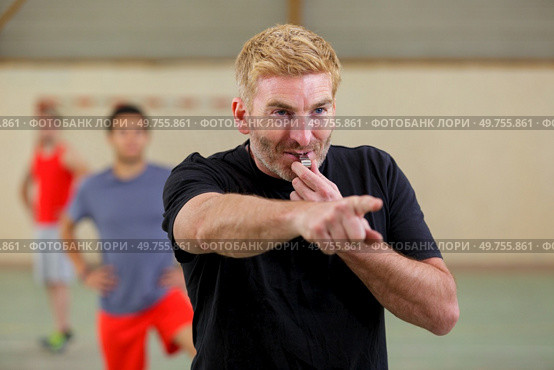 a man referee whilst pointing. Стоковое фото, агентство Ingram Publishing / Фотобанк Лори