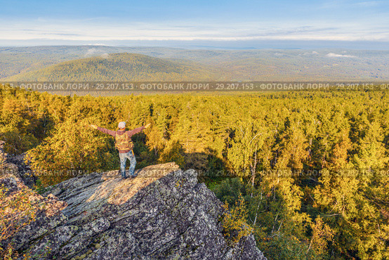 A man stands on a rock and opens his arms in breadth. Стоковое фото, фотограф Акиньшин Владимир / Фотобанк Лори