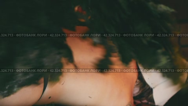 A man steaming a woman with brooms in a bathhouse on video. Стоковое видео, видеограф Юрий Поздников / Фотобанк Лори