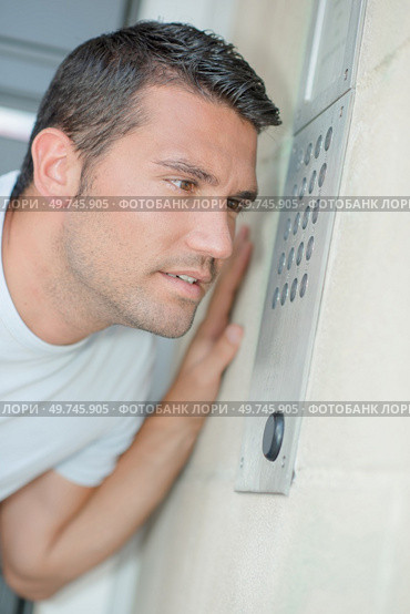 a man talking through intercom. Стоковое фото, агентство Ingram Publishing / Фотобанк Лори