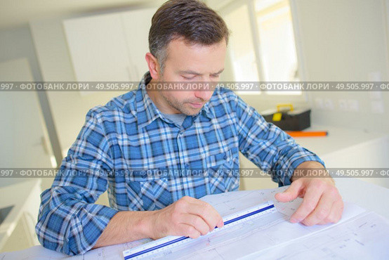 a man using scale ruler. Стоковое фото, агентство Ingram Publishing / Фотобанк Лори